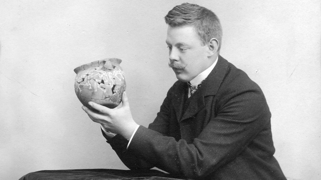 Valdemar Friis (1883-1943) med lerkarret fra Kraghede. Foto VHM.